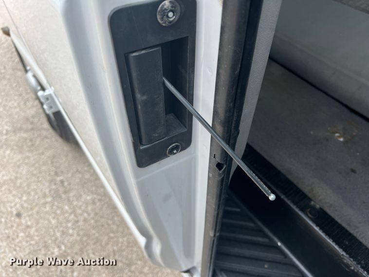 image for item DS2743 1999 Ford E350 Super Duty  van