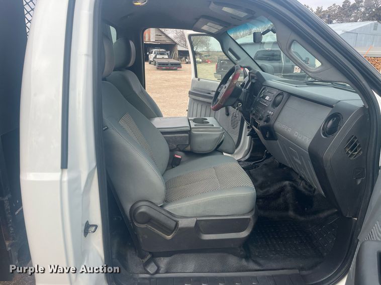 image for item HP9476 2011 Ford F250 Super Duty  flatbed pickup truck