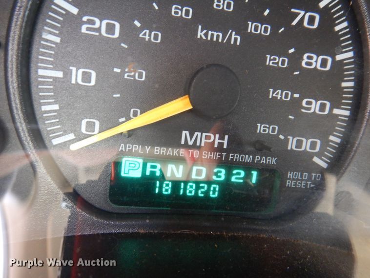 image for item IO9369 2001 Chevrolet Suburban 2500  SUV