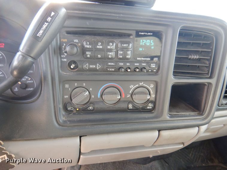 image for item IO9369 2001 Chevrolet Suburban 2500  SUV