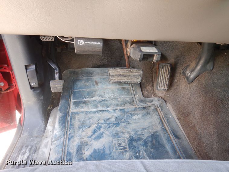 image for item IO9369 2001 Chevrolet Suburban 2500  SUV