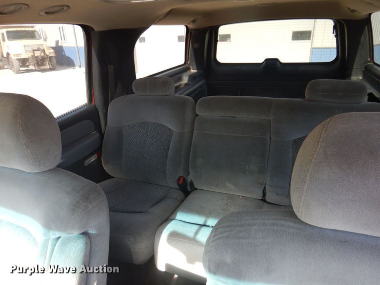 image for item IO9369 2001 Chevrolet Suburban 2500  SUV