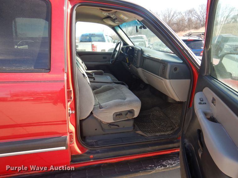 image for item IO9369 2001 Chevrolet Suburban 2500  SUV