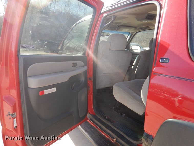 image for item IO9369 2001 Chevrolet Suburban 2500  SUV