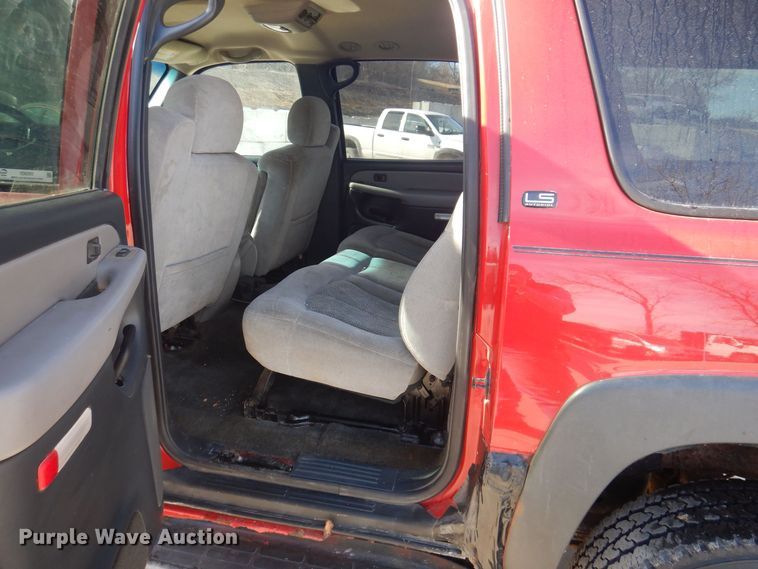 image for item IO9369 2001 Chevrolet Suburban 2500  SUV