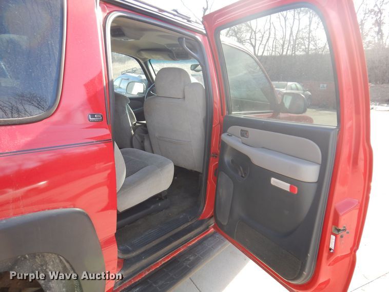 image for item IO9369 2001 Chevrolet Suburban 2500  SUV