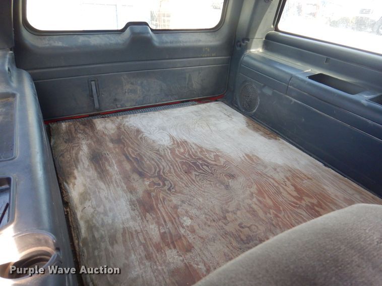 image for item IO9369 2001 Chevrolet Suburban 2500  SUV