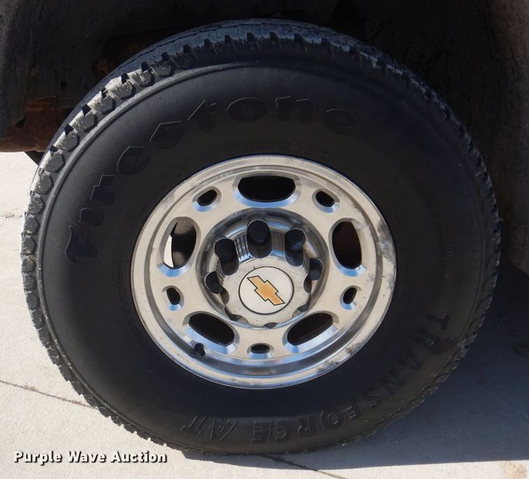 image for item IO9369 2001 Chevrolet Suburban 2500  SUV