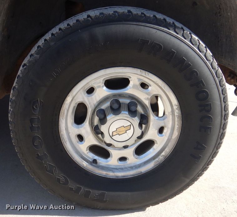 image for item IO9369 2001 Chevrolet Suburban 2500  SUV