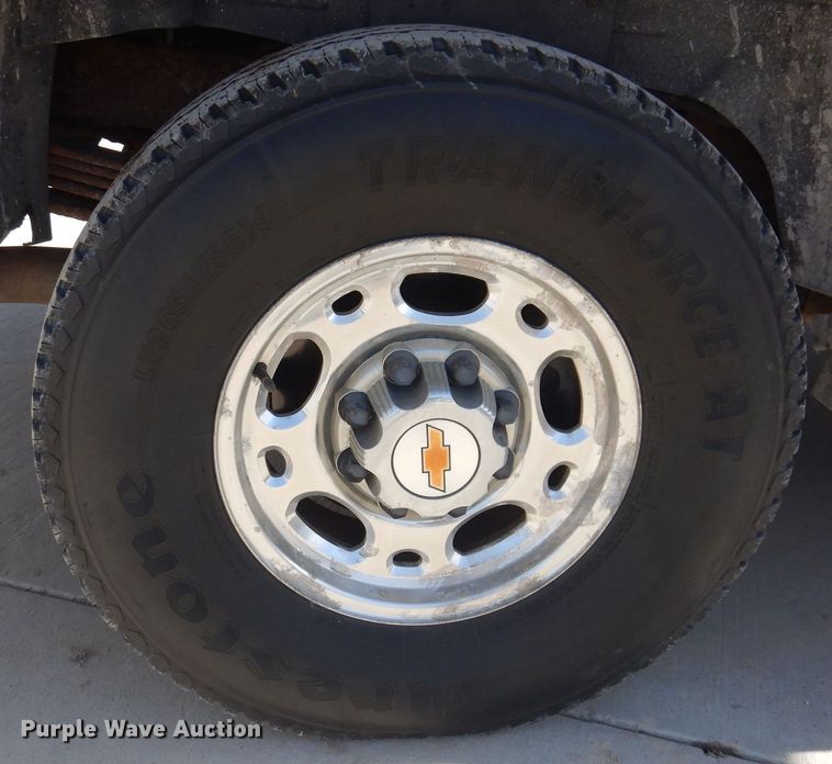 image for item IO9369 2001 Chevrolet Suburban 2500  SUV