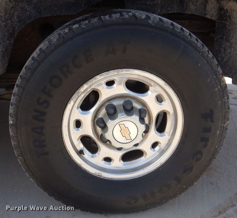 image for item IO9369 2001 Chevrolet Suburban 2500  SUV