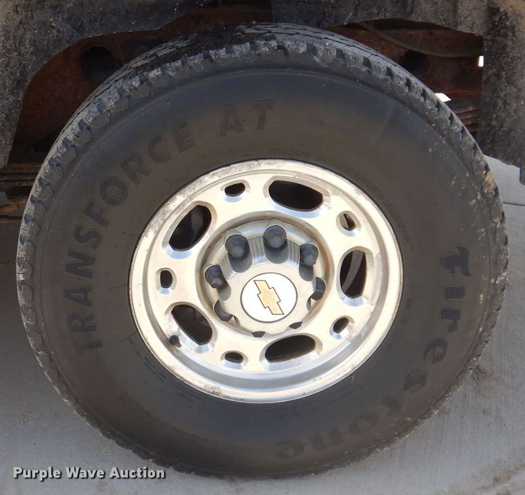 image for item IO9369 2001 Chevrolet Suburban 2500  SUV