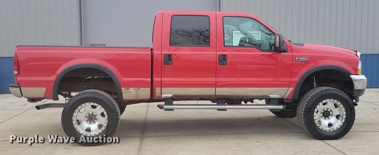 image for item IO9398 2004 Ford F250 Super Duty Lariat  Crew Cab pickup truck