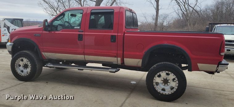 image for item IO9398 2004 Ford F250 Super Duty Lariat  Crew Cab pickup truck