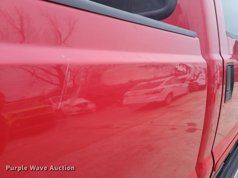 image for item IO9398 2004 Ford F250 Super Duty Lariat  Crew Cab pickup truck