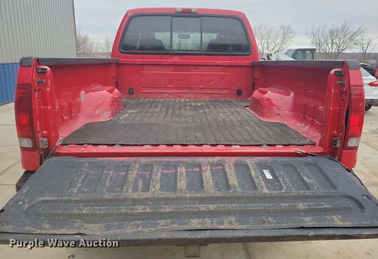 image for item IO9398 2004 Ford F250 Super Duty Lariat  Crew Cab pickup truck