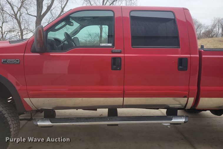 image for item IO9398 2004 Ford F250 Super Duty Lariat  Crew Cab pickup truck