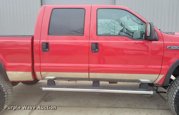 image for item IO9398 2004 Ford F250 Super Duty Lariat  Crew Cab pickup truck