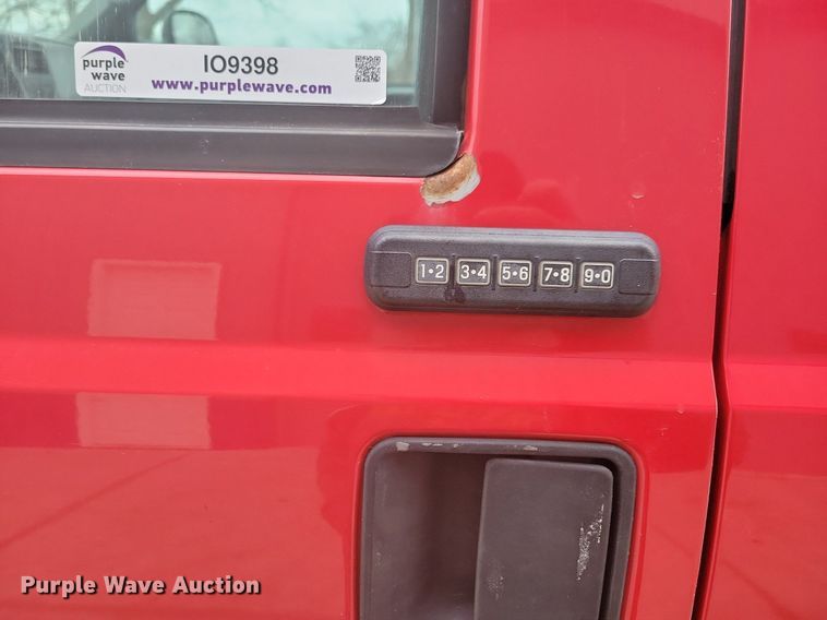 image for item IO9398 2004 Ford F250 Super Duty Lariat  Crew Cab pickup truck