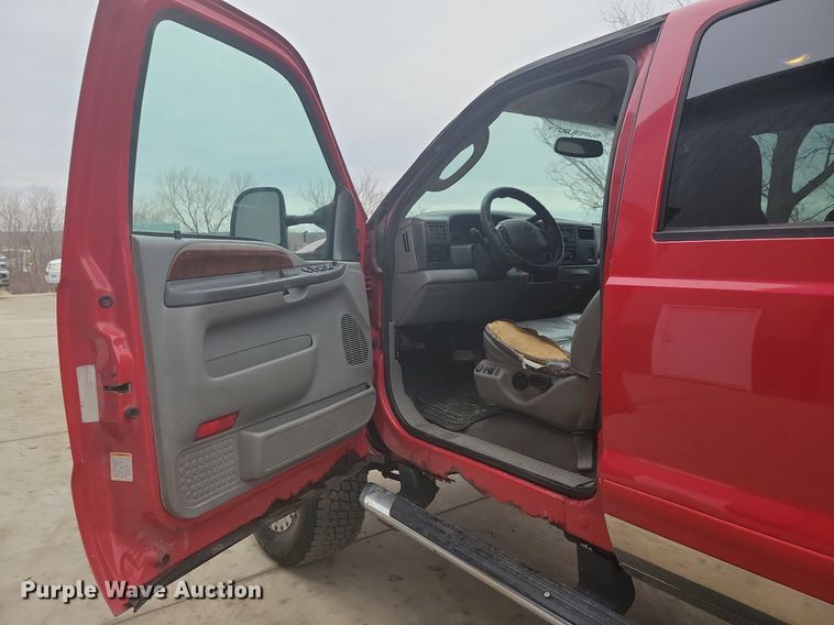 image for item IO9398 2004 Ford F250 Super Duty Lariat  Crew Cab pickup truck