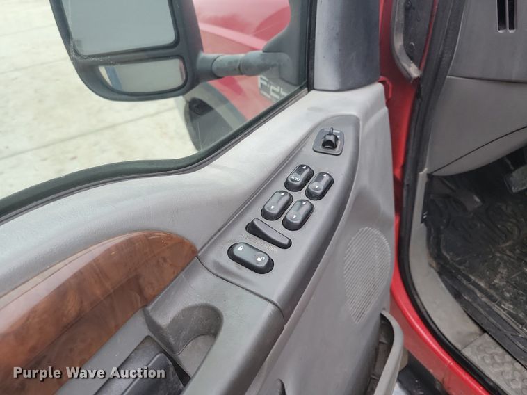 image for item IO9398 2004 Ford F250 Super Duty Lariat  Crew Cab pickup truck