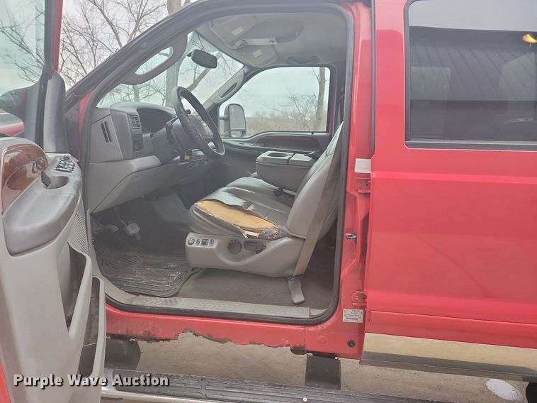 image for item IO9398 2004 Ford F250 Super Duty Lariat  Crew Cab pickup truck