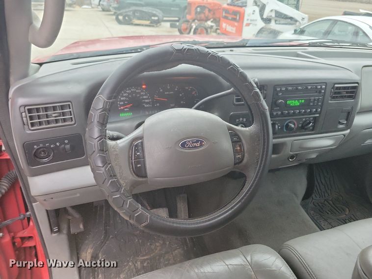 image for item IO9398 2004 Ford F250 Super Duty Lariat  Crew Cab pickup truck