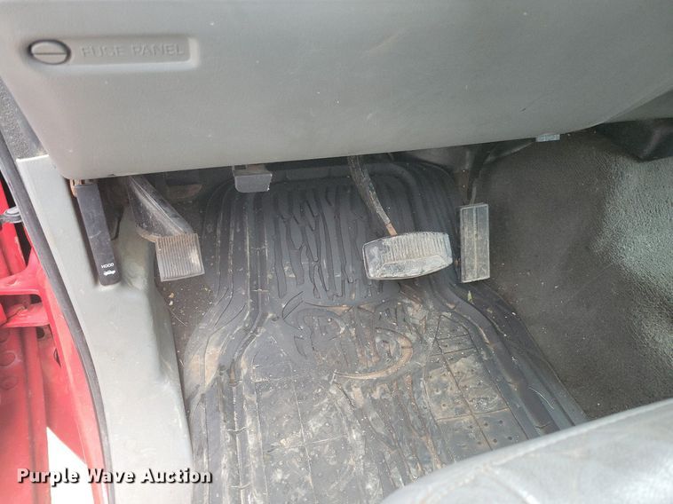 image for item IO9398 2004 Ford F250 Super Duty Lariat  Crew Cab pickup truck