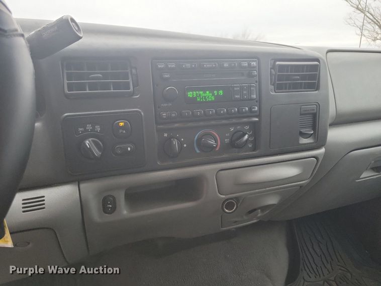 image for item IO9398 2004 Ford F250 Super Duty Lariat  Crew Cab pickup truck