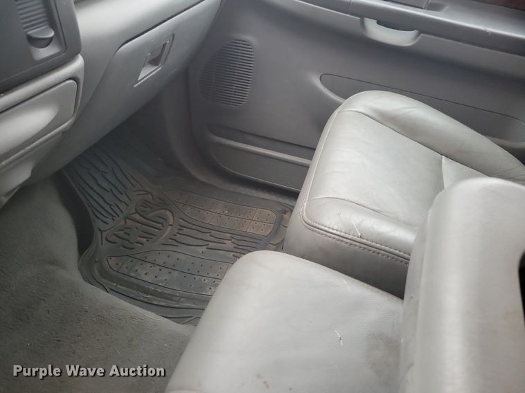 image for item IO9398 2004 Ford F250 Super Duty Lariat  Crew Cab pickup truck