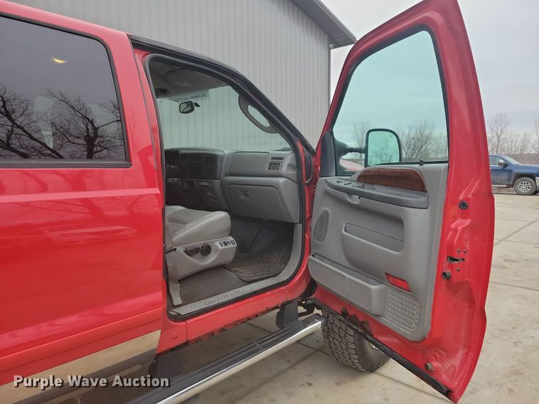 image for item IO9398 2004 Ford F250 Super Duty Lariat  Crew Cab pickup truck