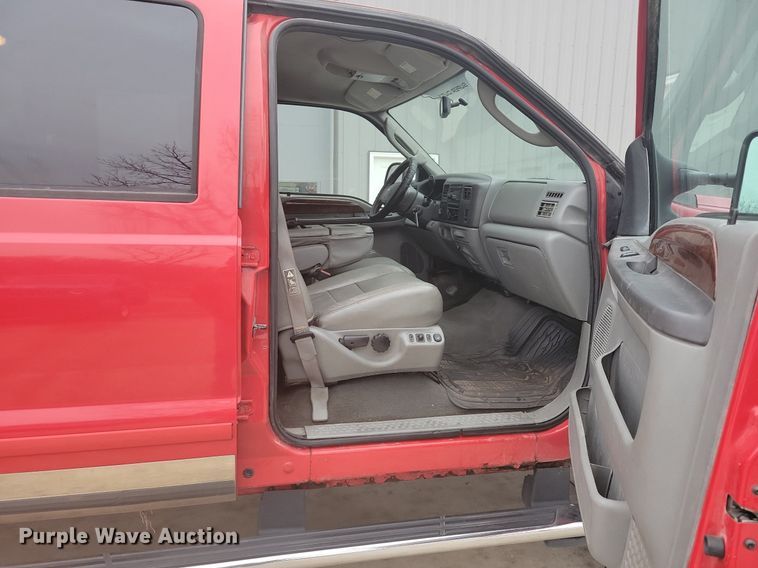 image for item IO9398 2004 Ford F250 Super Duty Lariat  Crew Cab pickup truck