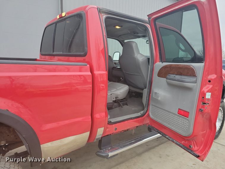 image for item IO9398 2004 Ford F250 Super Duty Lariat  Crew Cab pickup truck