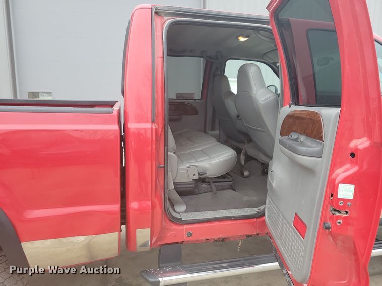 image for item IO9398 2004 Ford F250 Super Duty Lariat  Crew Cab pickup truck