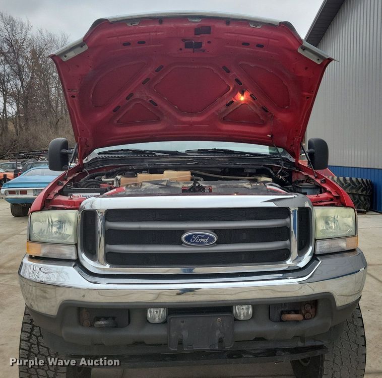 image for item IO9398 2004 Ford F250 Super Duty Lariat  Crew Cab pickup truck