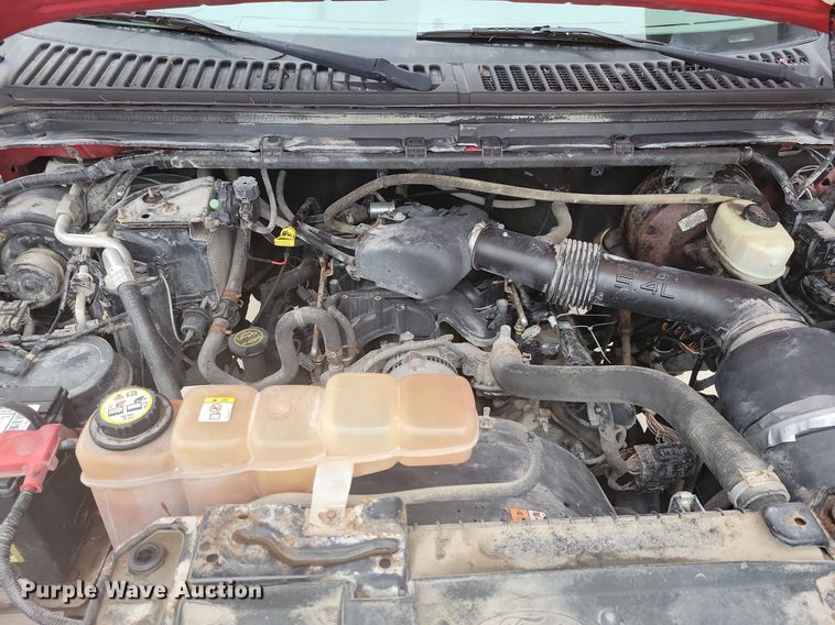 image for item IO9398 2004 Ford F250 Super Duty Lariat  Crew Cab pickup truck