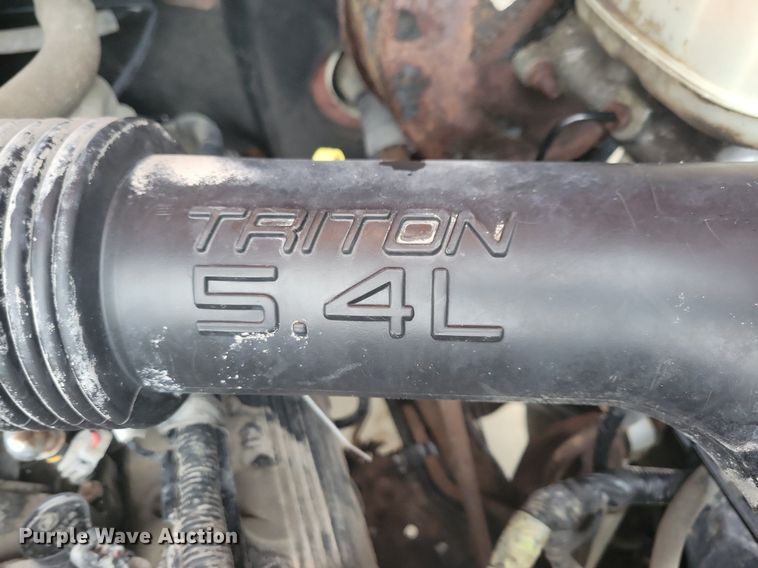 image for item IO9398 2004 Ford F250 Super Duty Lariat  Crew Cab pickup truck