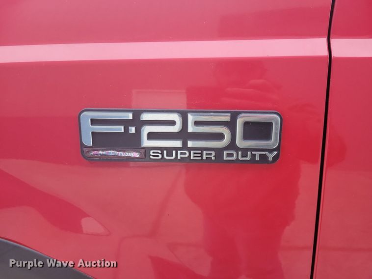 image for item IO9398 2004 Ford F250 Super Duty Lariat  Crew Cab pickup truck
