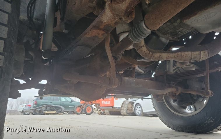 image for item IO9398 2004 Ford F250 Super Duty Lariat  Crew Cab pickup truck