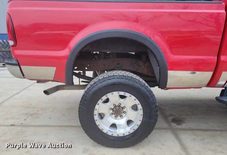 image for item IO9398 2004 Ford F250 Super Duty Lariat  Crew Cab pickup truck