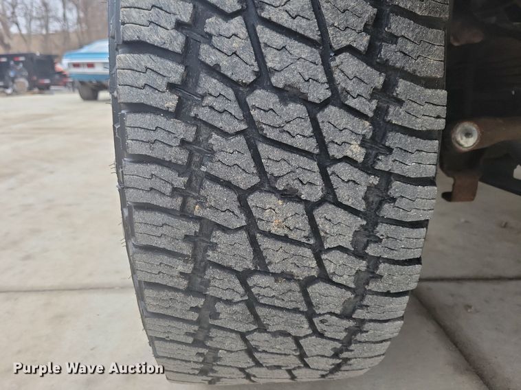 image for item IO9398 2004 Ford F250 Super Duty Lariat  Crew Cab pickup truck