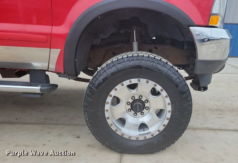 image for item IO9398 2004 Ford F250 Super Duty Lariat  Crew Cab pickup truck