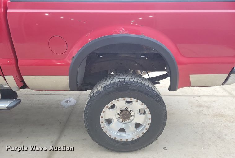 image for item IO9398 2004 Ford F250 Super Duty Lariat  Crew Cab pickup truck