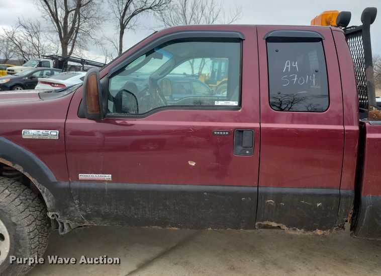 image for item IO9400 2005 Ford F250 Super Duty XLT  SuperCab pickup truck