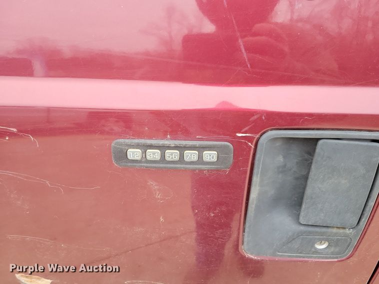 image for item IO9400 2005 Ford F250 Super Duty XLT  SuperCab pickup truck