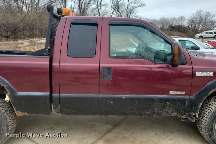 image for item IO9400 2005 Ford F250 Super Duty XLT  SuperCab pickup truck