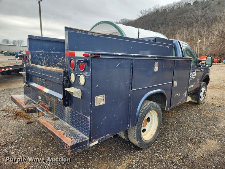 image for item JB9640 2004 Ford F550 Super Duty XL  utility / service truck