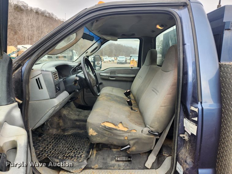 image for item JB9640 2004 Ford F550 Super Duty XL  utility / service truck