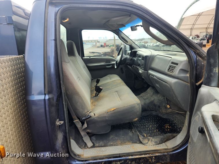 image for item JB9640 2004 Ford F550 Super Duty XL  utility / service truck