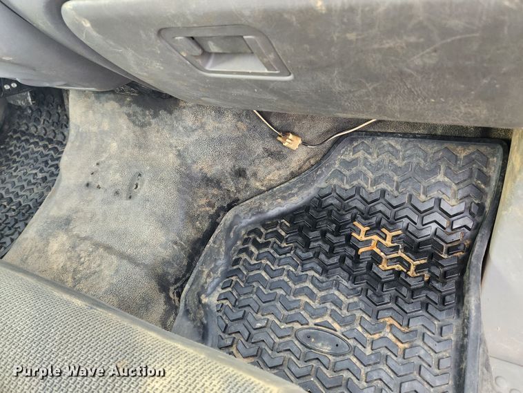 image for item JB9640 2004 Ford F550 Super Duty XL  utility / service truck